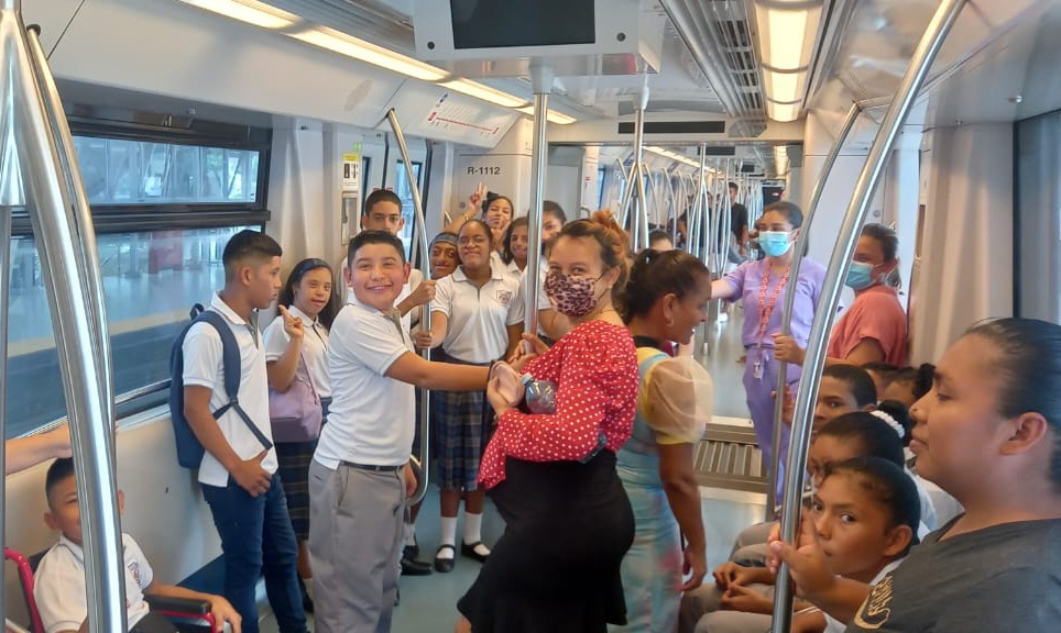 Estudiantes de la Escuela Árabe de Egipto conocen funcionamiento del Metro