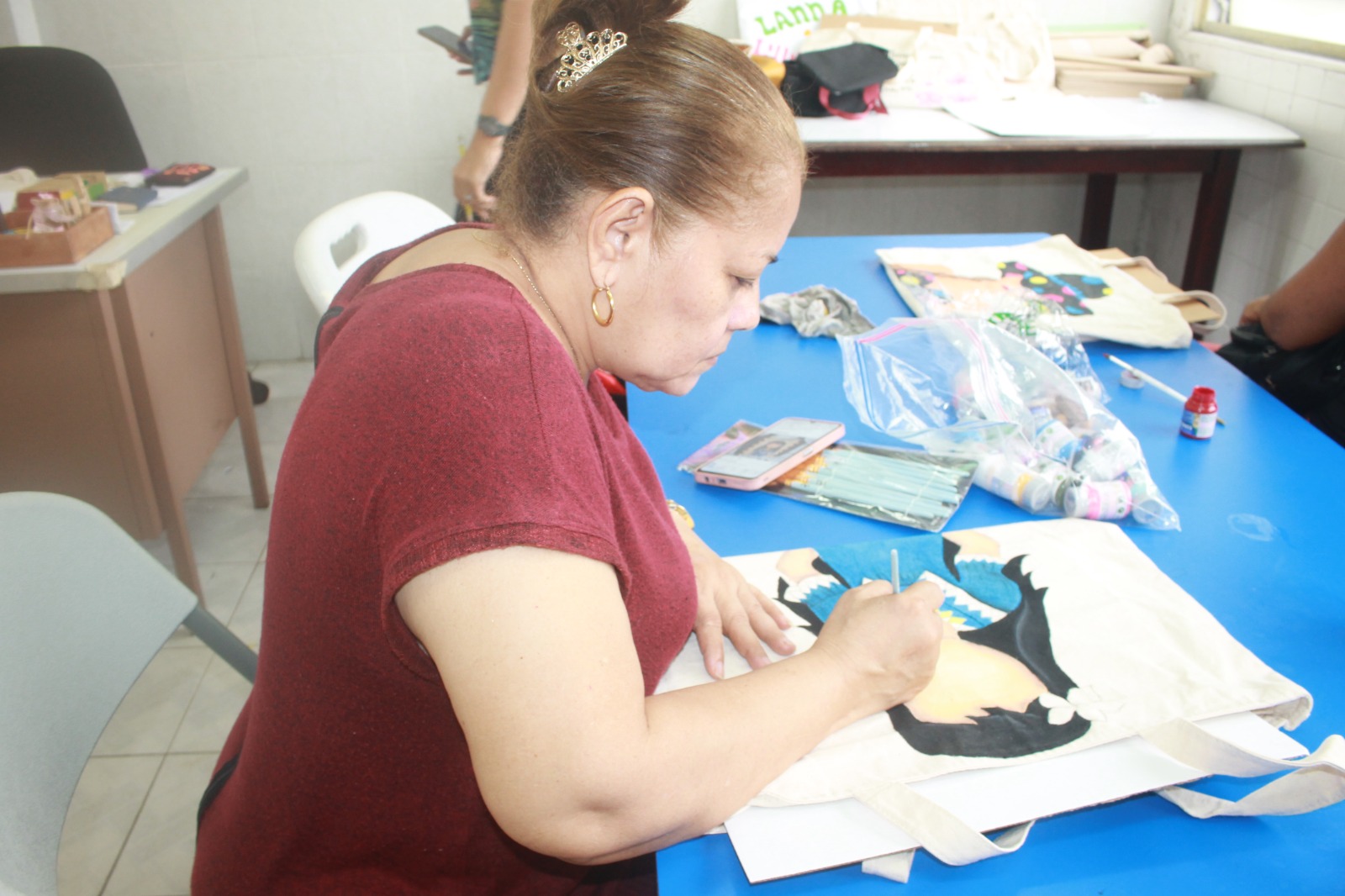 Madres de la Escuela de Ciegos aprenden pintura de bolsos