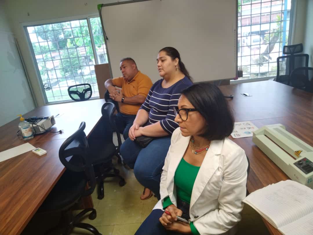 Padres aprenden a elaborar fichas de comunicación