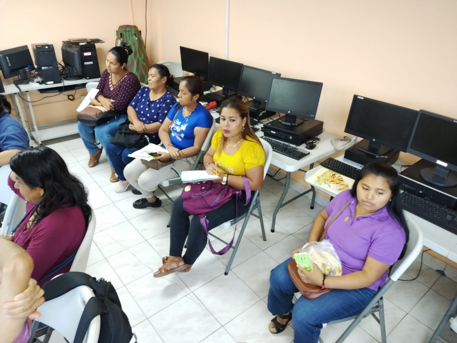 Padres de familia de Penonomé aprenden sobre Tiflotecnología
