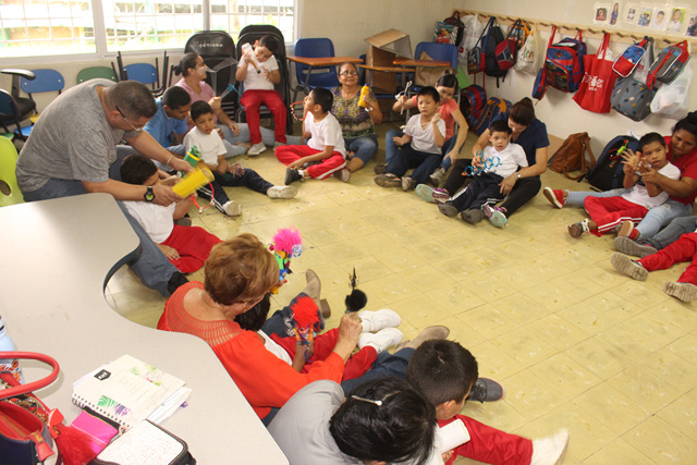 Desarrollan sesión de musicoterapia para estudiantes de Autismo del IPHE