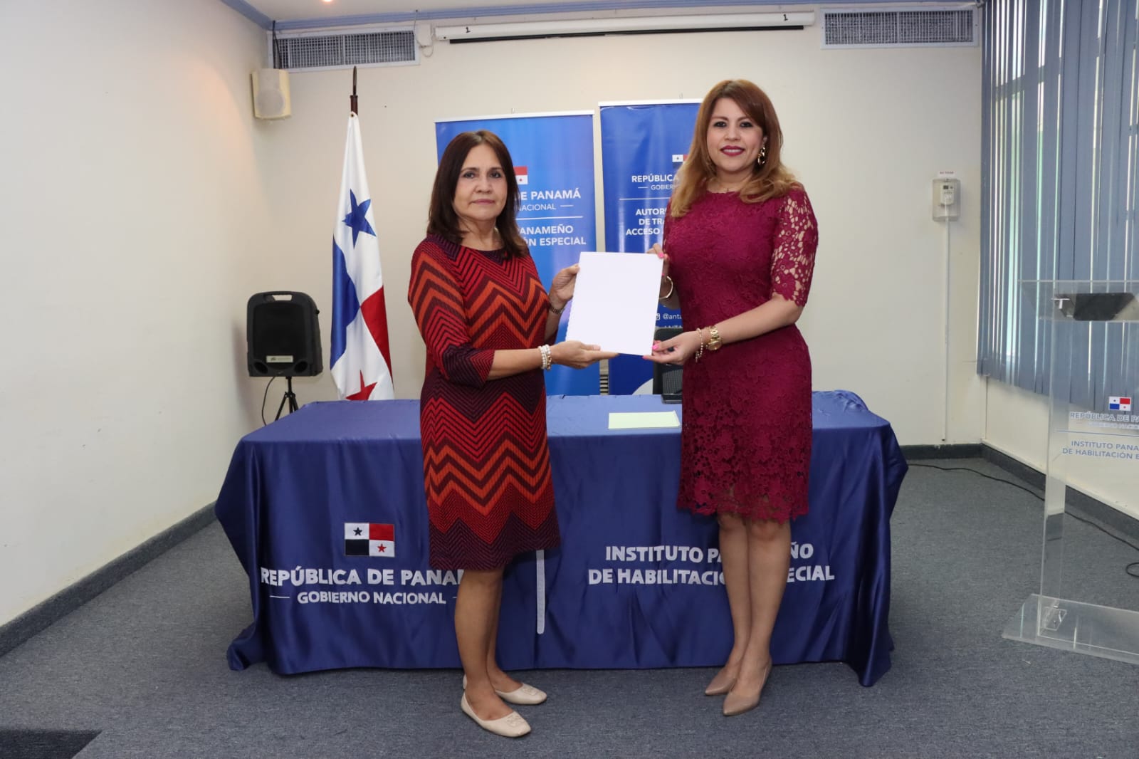 IPHE le entrega folleto informativo a la ANTAI” transcrito en sistema Braille