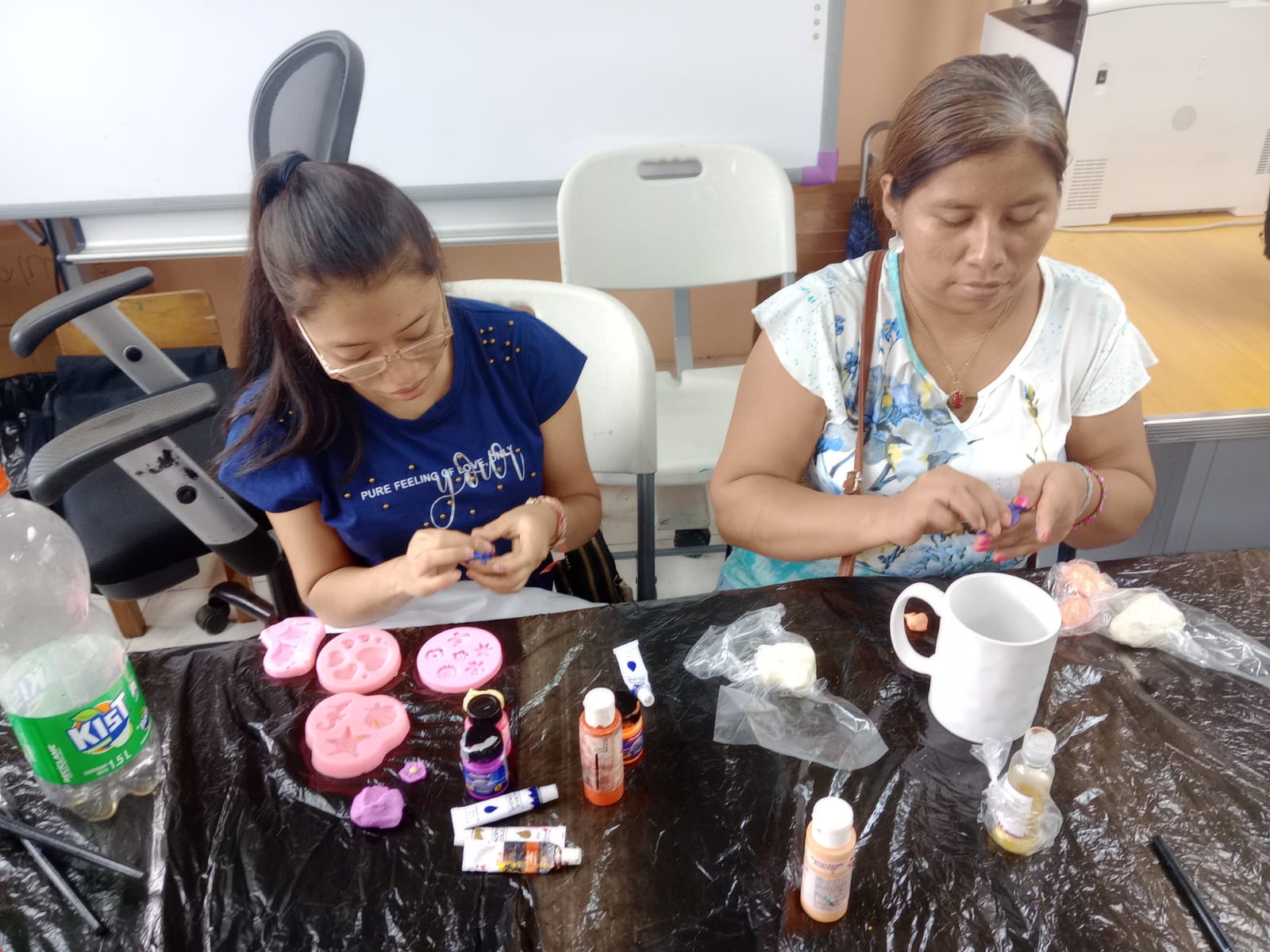 Padres de familias de Penonomé participan en curso de “Confección de Adornos y Arreglos Navideños”
