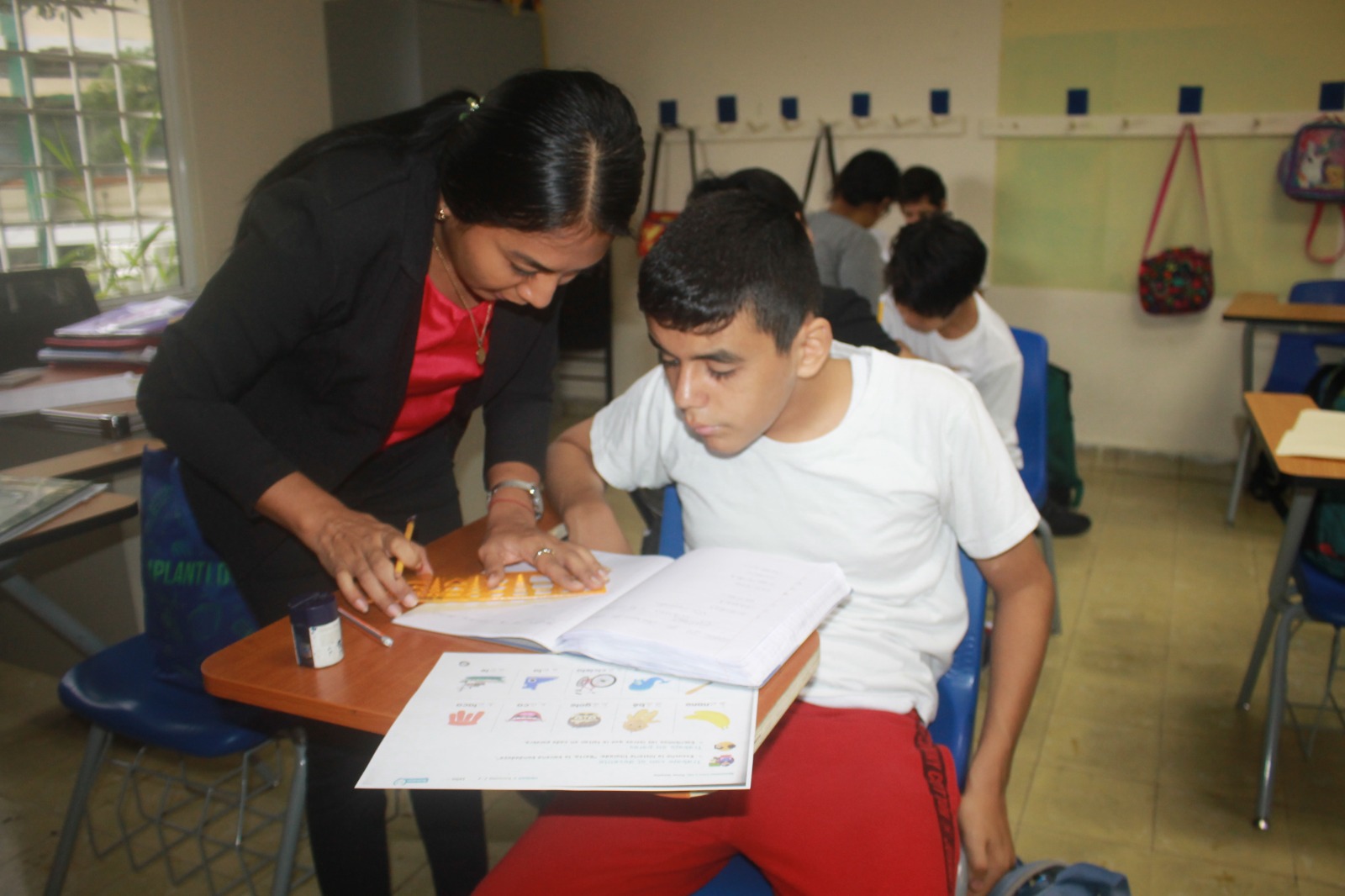 Estudiantes del Programa de Autismo aprenden lecciones de español