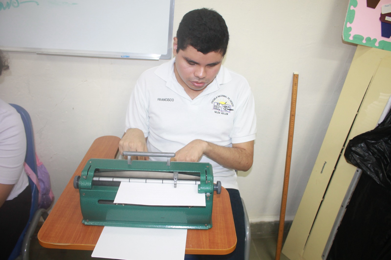 Estudiantes de  la Escuela de Ciegos Helen Keller aprenden uso del alfabeto