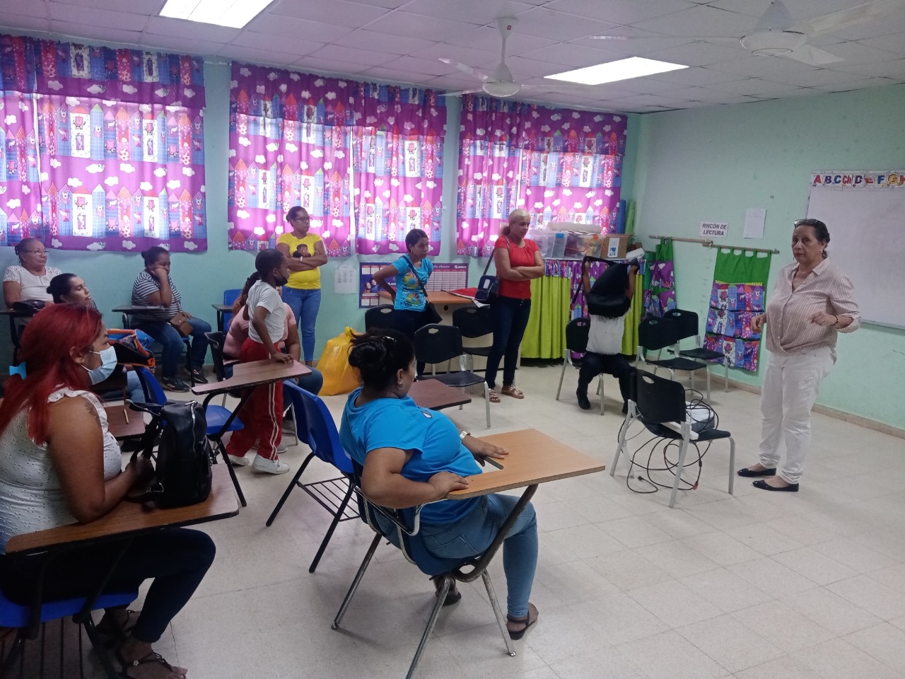 Padres son instruidos en el “Buen Uso de los Dispositivos Móviles"