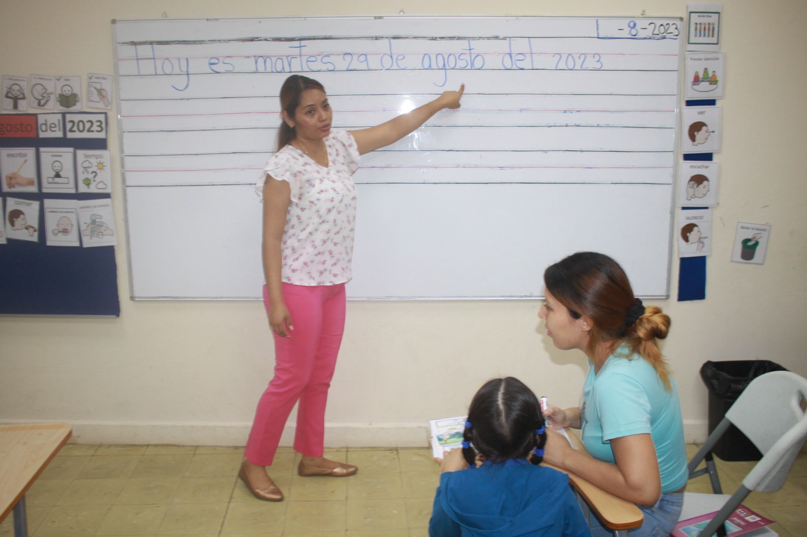 Estudiantes del Programa de Autismo trabajan en actividades pedagógicas