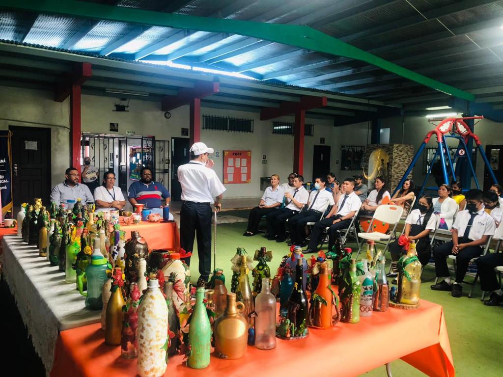 En Penonomé concluye curso de “Confección de adornos y arreglos navideños”