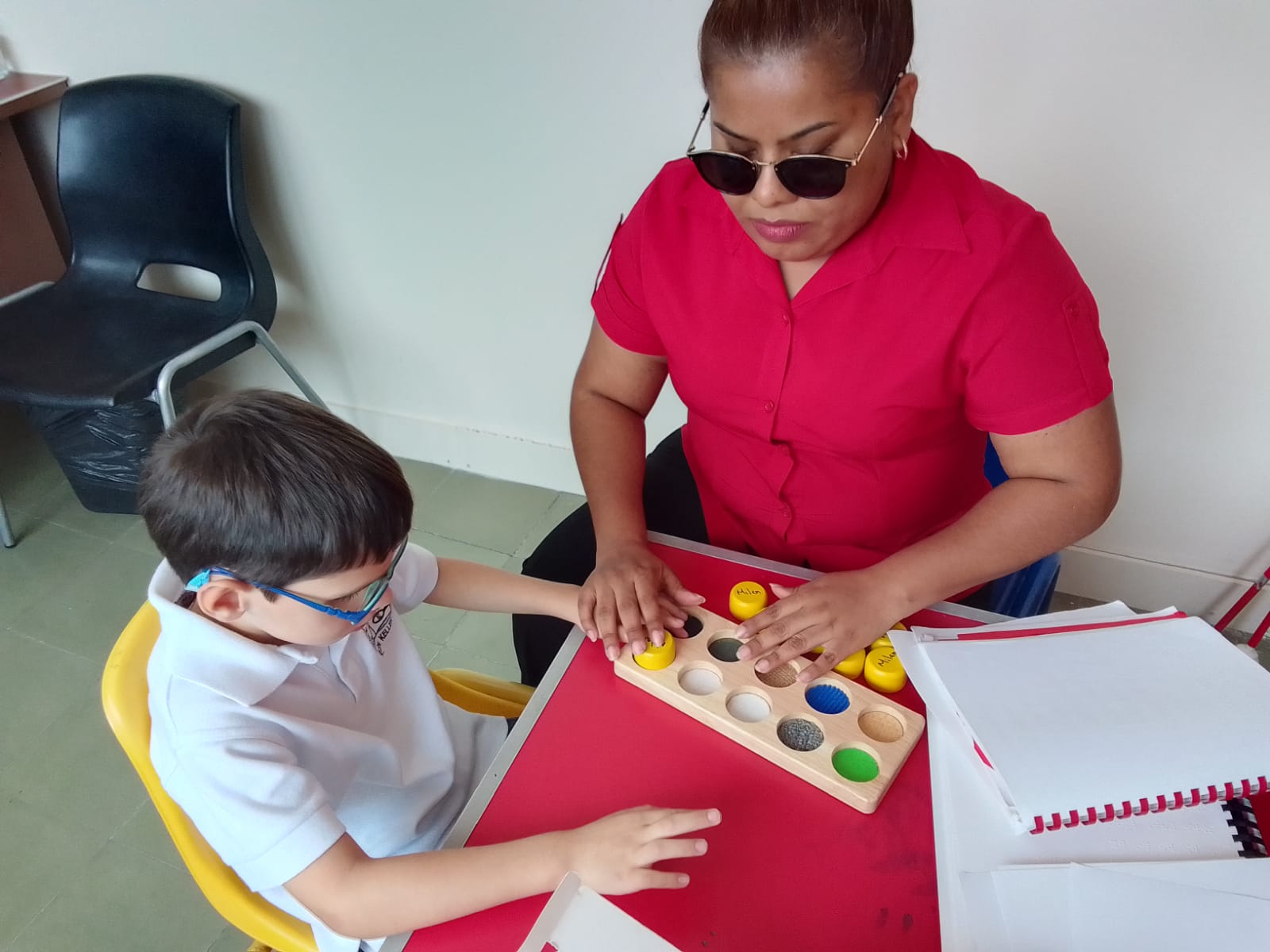 Estudiantes de la Escuela Helen Keller refuerzan aprendizaje sobre escritura del Sistema Braille