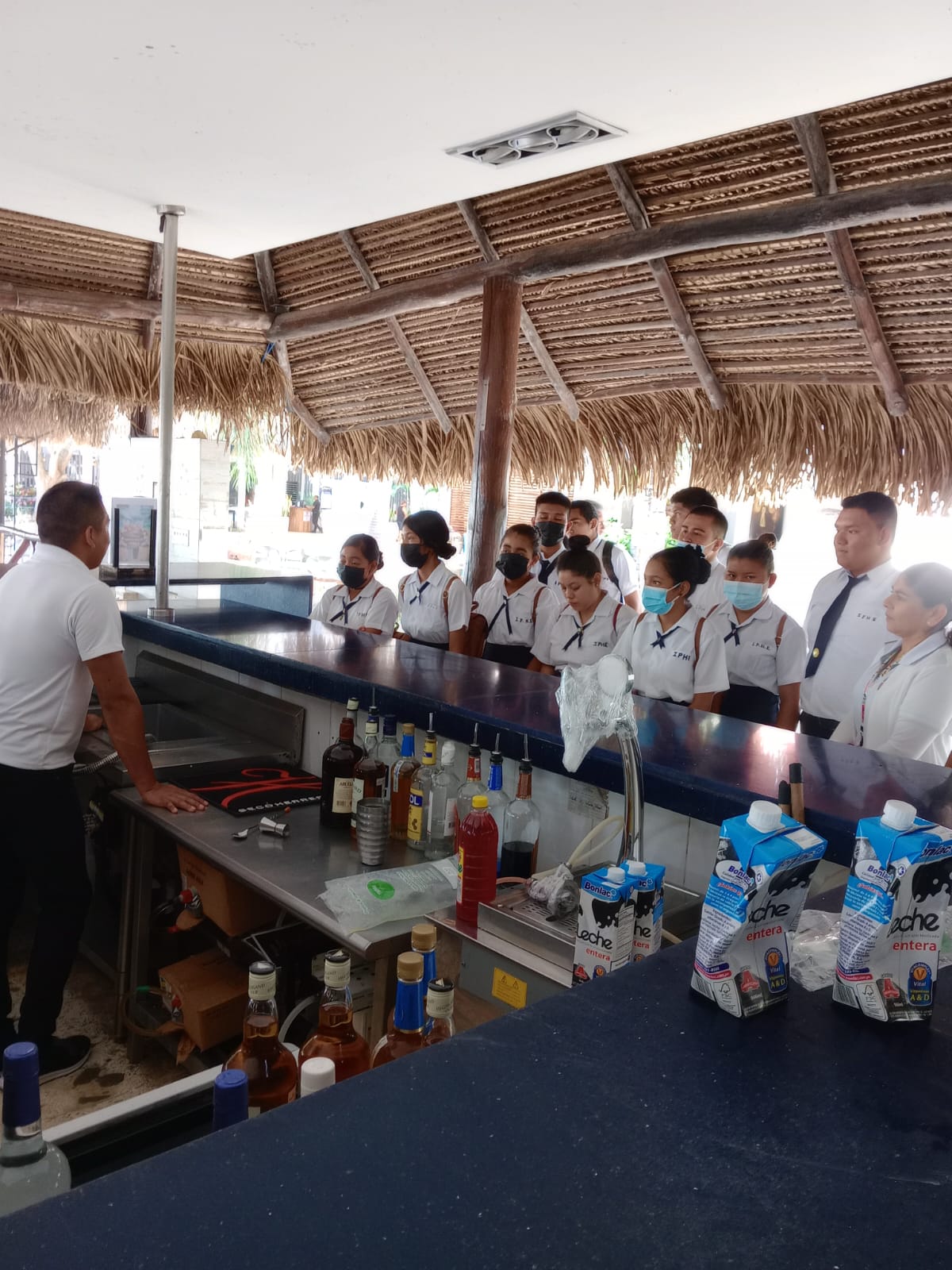 Estudiantes graduandos de CTI de Gastronomía fortalecen aprendizajes en restaurantes
