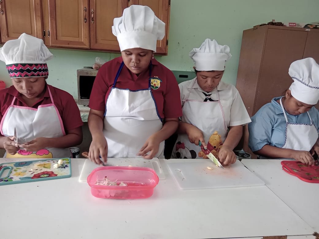 Estudiantes de Bocas del Toro preparan sopa de pollo