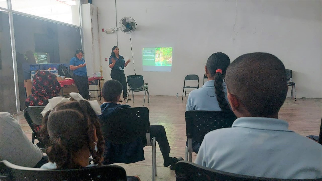 Estudiantes de inclusión conocen sobre la “Importancia de los Manglares”