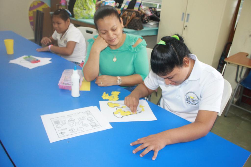 Orientan a estudiantes de la Escuela Helen Keller sobre uso del alfabeto