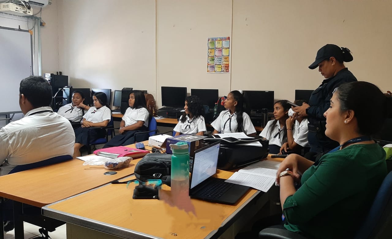 Estudiantes de Aguadulce aprenden uso adecuado de las redes sociales