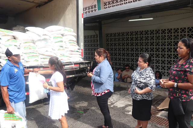 Colaboradores adquieren productos a precios accesibles