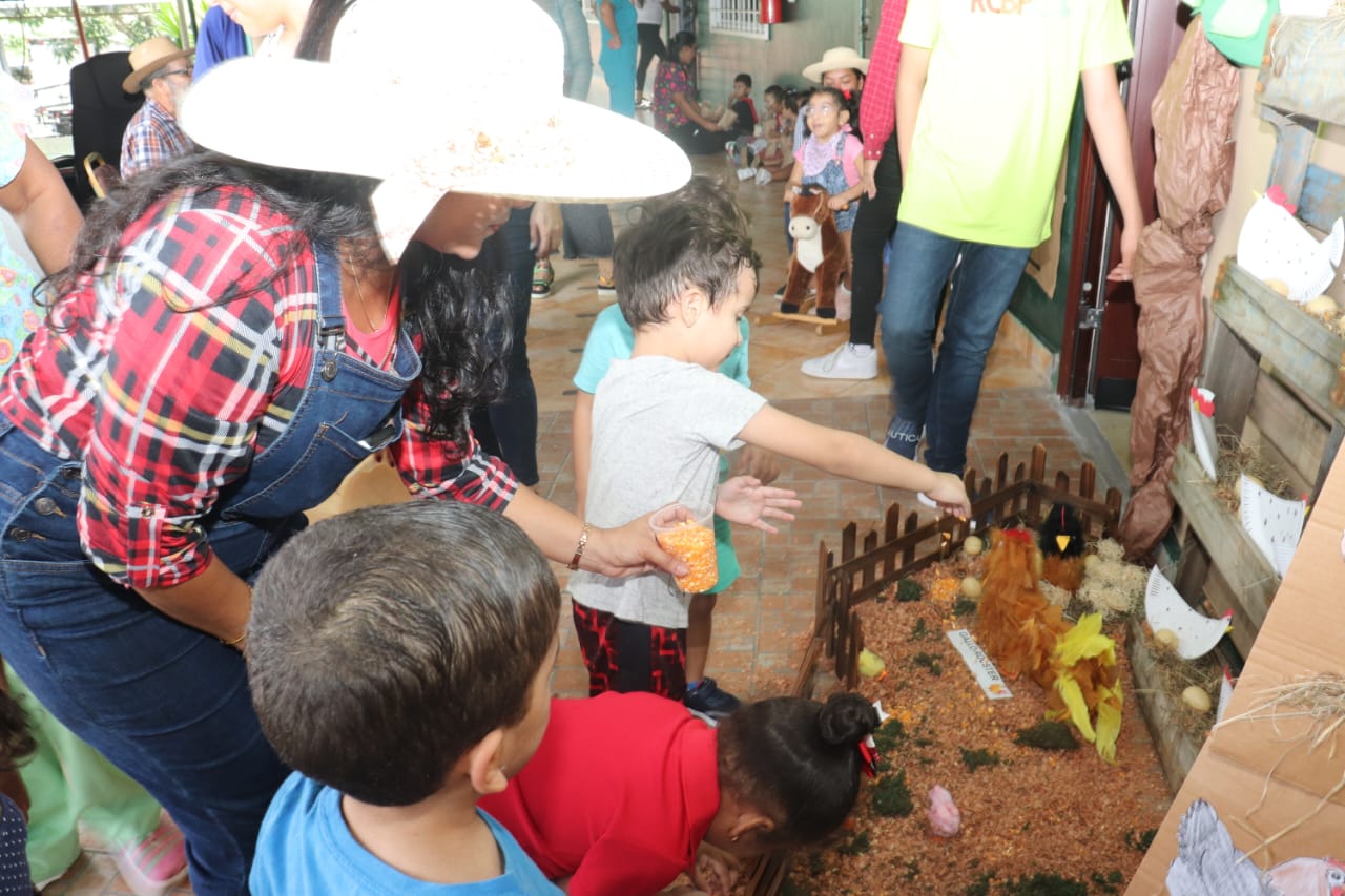 Estudiantes del Programa de Parálisis Cerebral participan de "Una Granja Escolar“