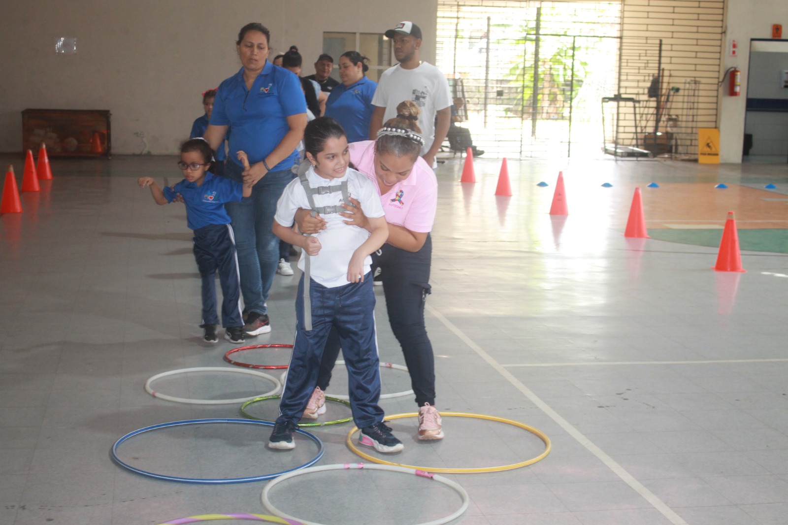 Estimulan psicomotricidad de estudiantes de Autismo con actividad gimnástica