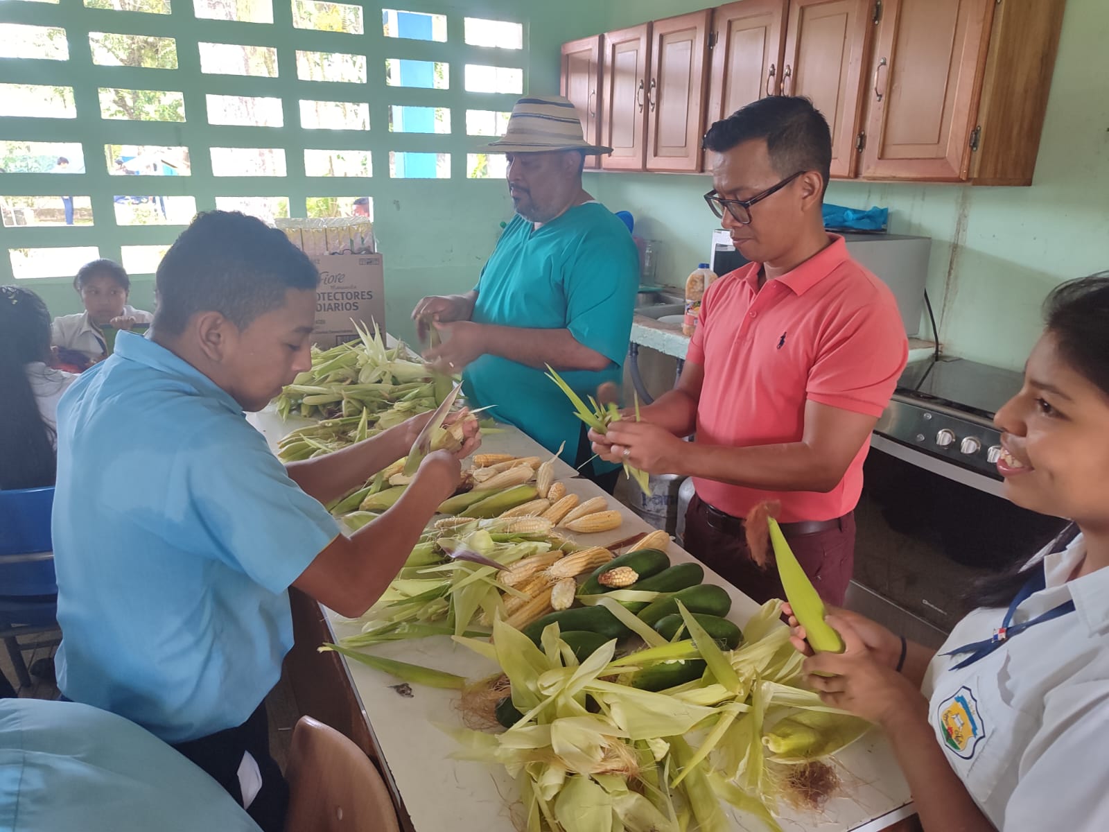 Estudiantes de CTI de Bocas del Toro cosechan maíz y pepinos