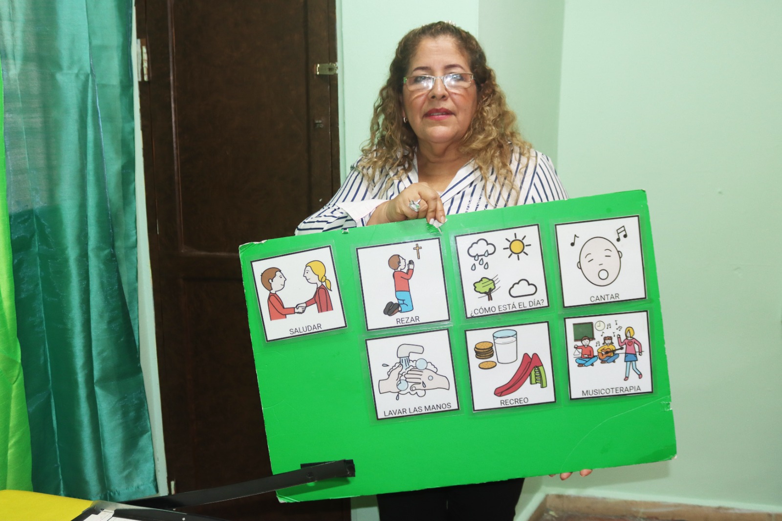 Padres participan de Taller Comunicación Alternativa con Pictogramas