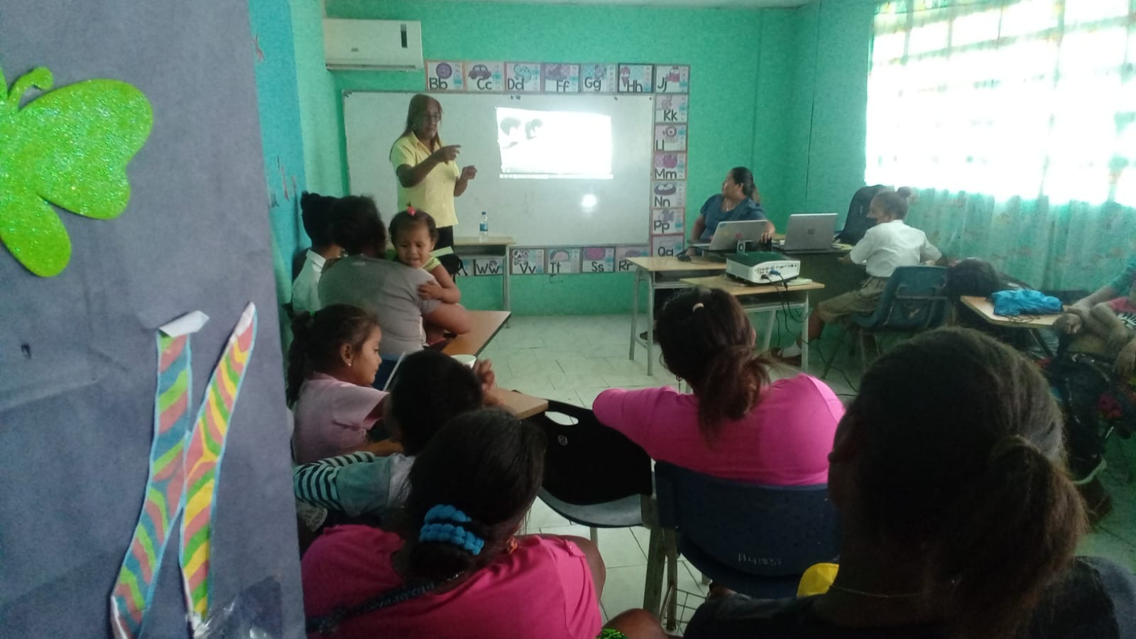 Padres de familia y estudiantes reciben docencia sobre normas de conductas