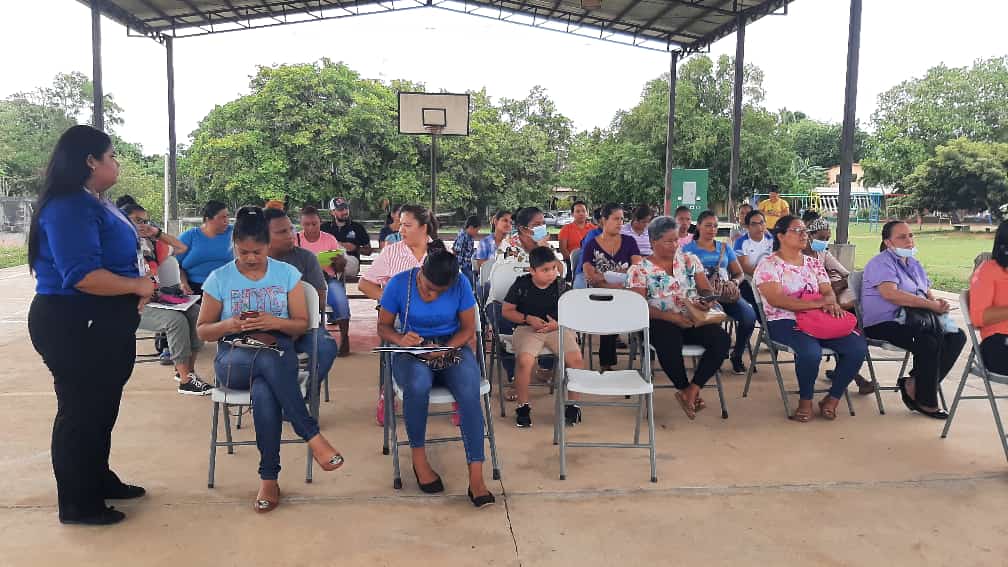 Padres de familias del IPHE de Aguadulce son orientados para adquirir servicios