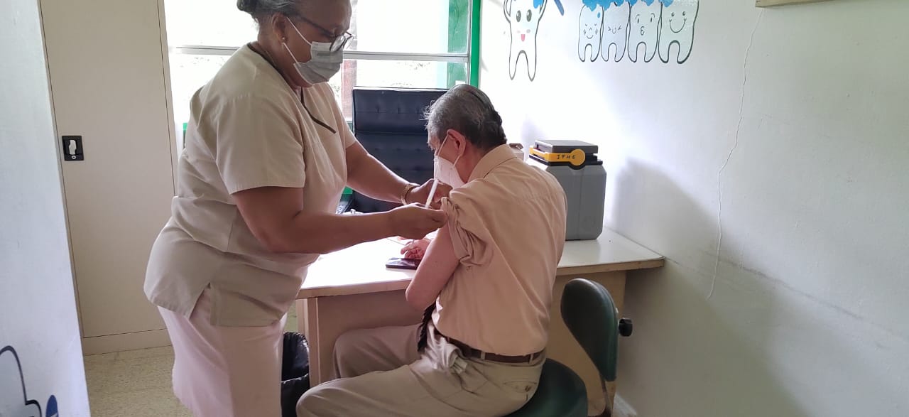 Servidores públicos se vacunan contra la influenza