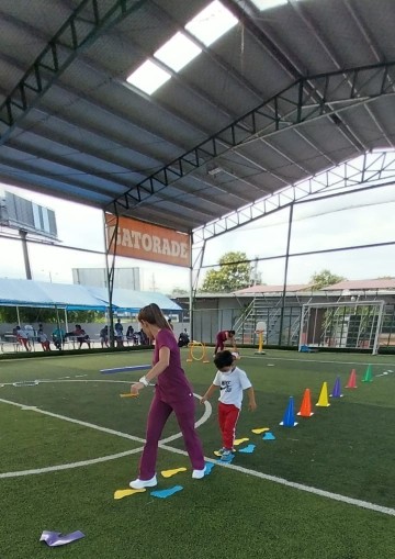 Estudiantes participan de taller de psicomotricidad fina