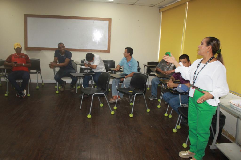 Servidores públicos reciben taller de desarrollo personal