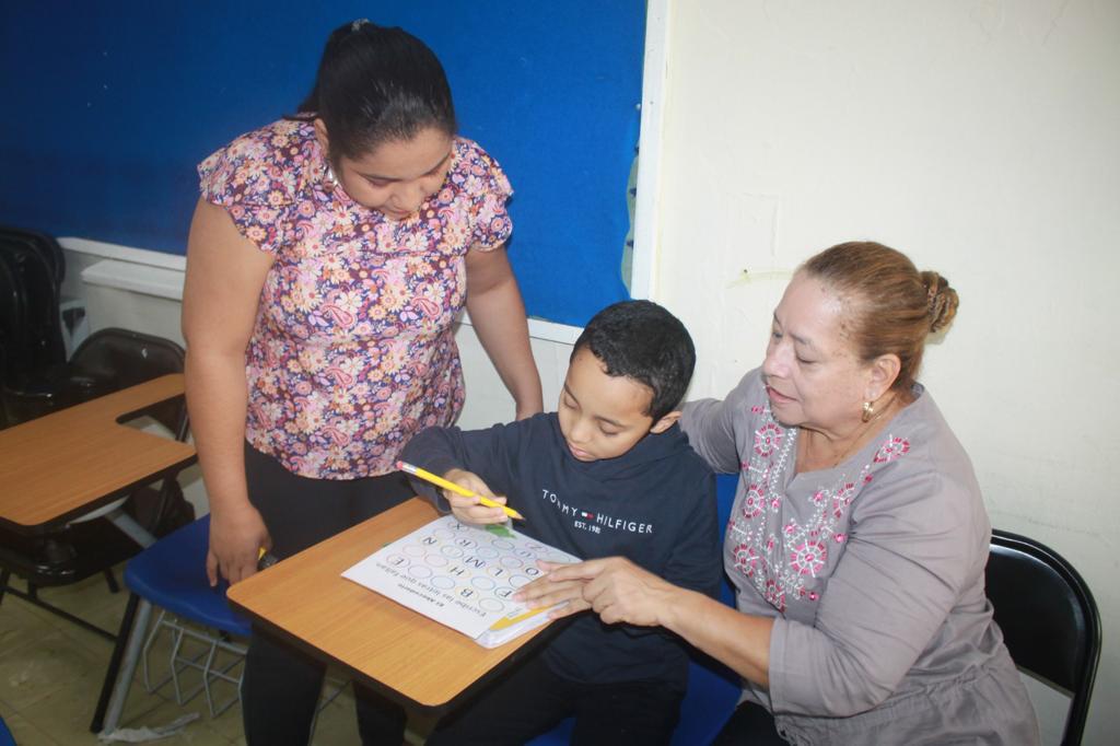 Estudiantes de Autismo fortalecen su proceso de lectoescritura