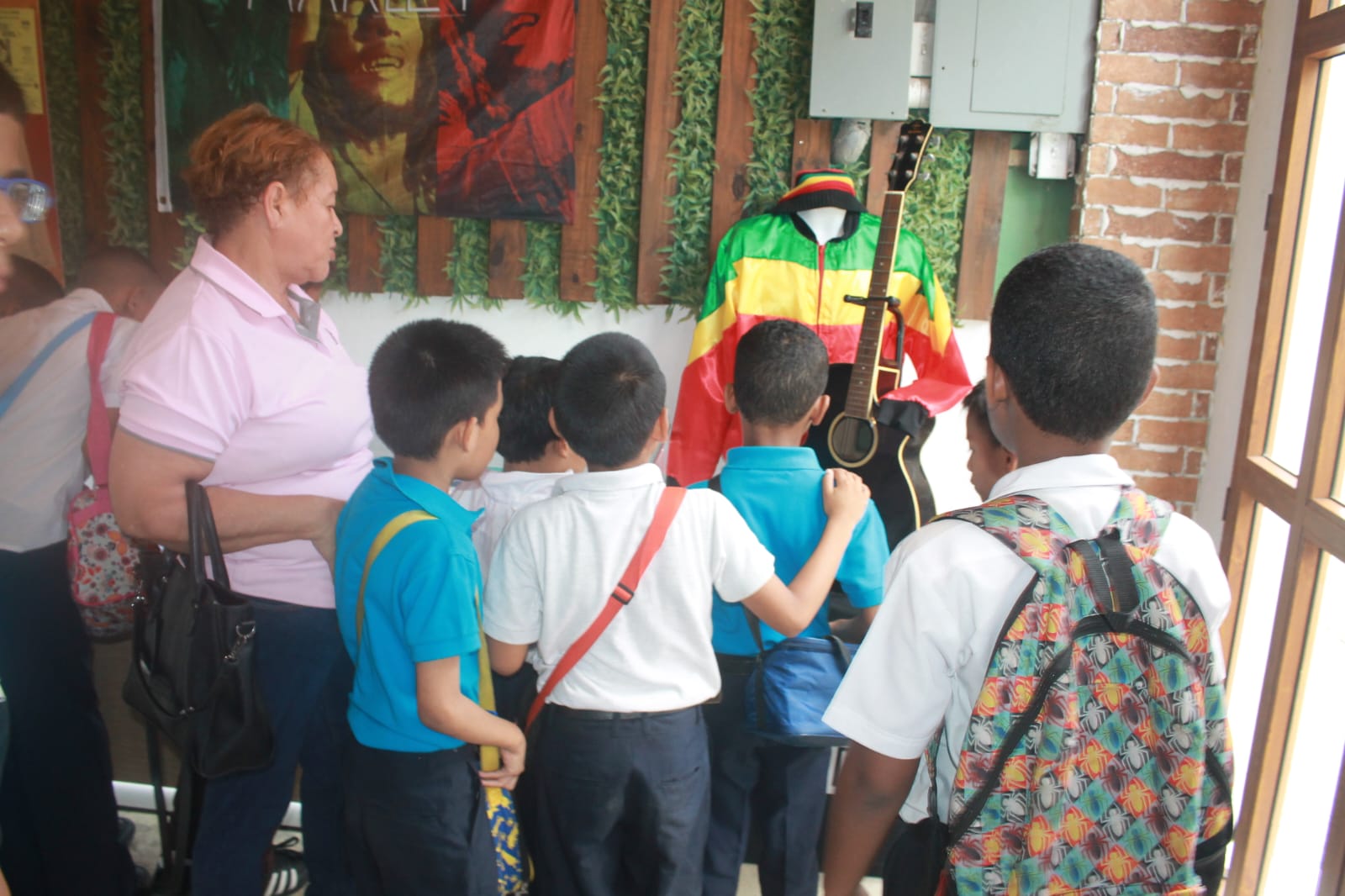 Estudiantes de inclusión conocen el Museo del Reggae en Español