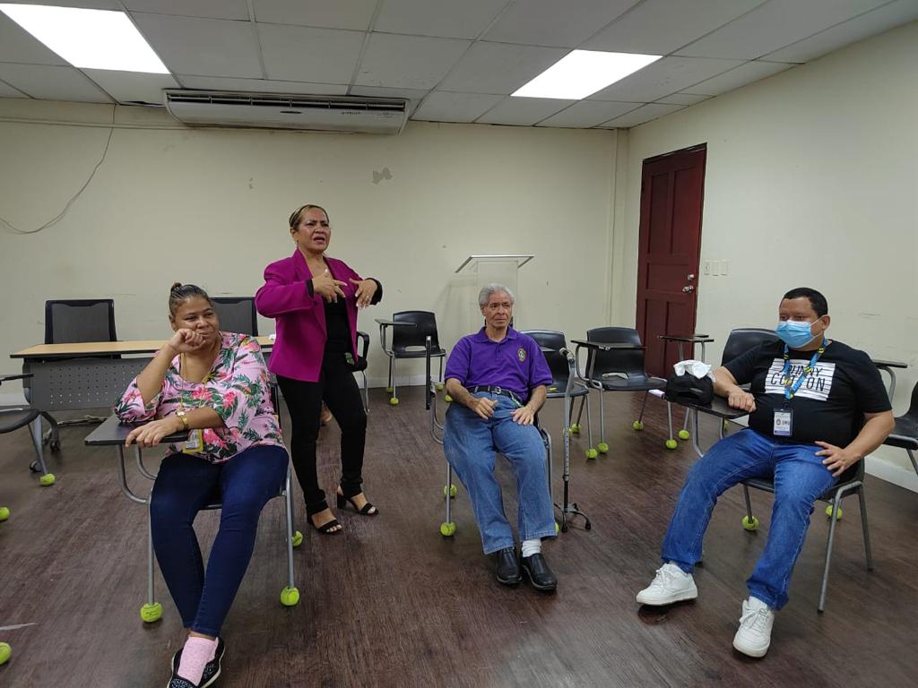 Colaboradores del taller de Piñatas se adiestran para la productividad laboral