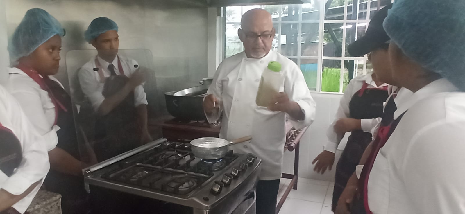 Estudiantes de CTI de gastronomía aprenden a elaborar salsas