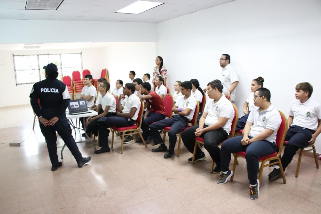 Capacitan a estudiantes de la Extensión de Herrera en prevención de situaciones de riesgo