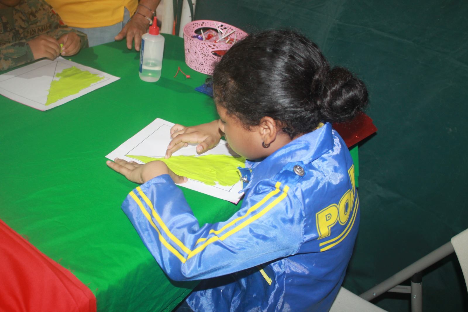 Estudiantes de ENSOR aprenden a elaborar banderines para identificar situaciones de desastre