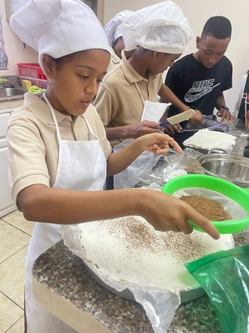 Estudiantes de Tocumen aprenden a elaborar postre internacional