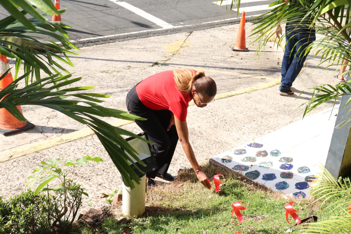 IPHE conmemora Día Mundial del VIH/SIDA con siembra de lazos rojos