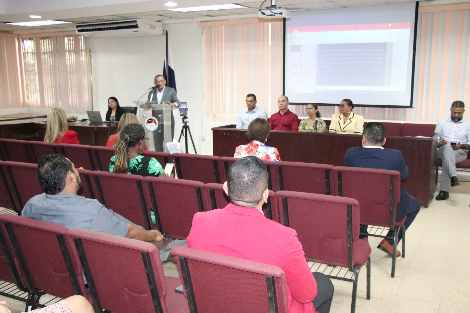 Reciben certificados del seminario de Archivo y Metodología de la Investigación