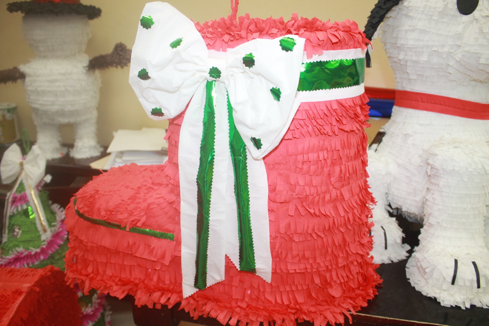 Confeccionan piñatas con motivos navideños en taller del IPHE