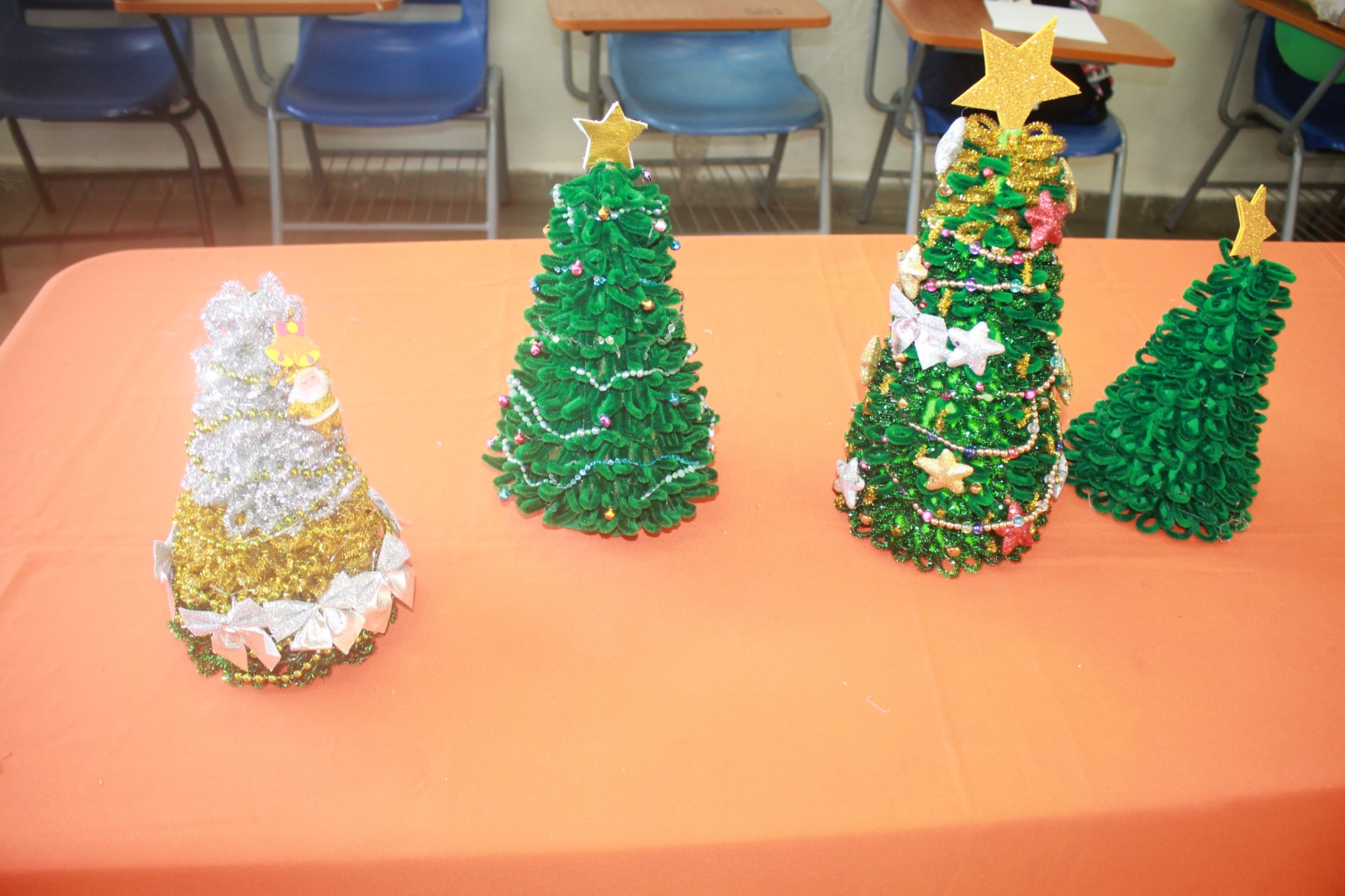 Estudiantes de Primaria Pre Vocacional confeccionan adornos navideños