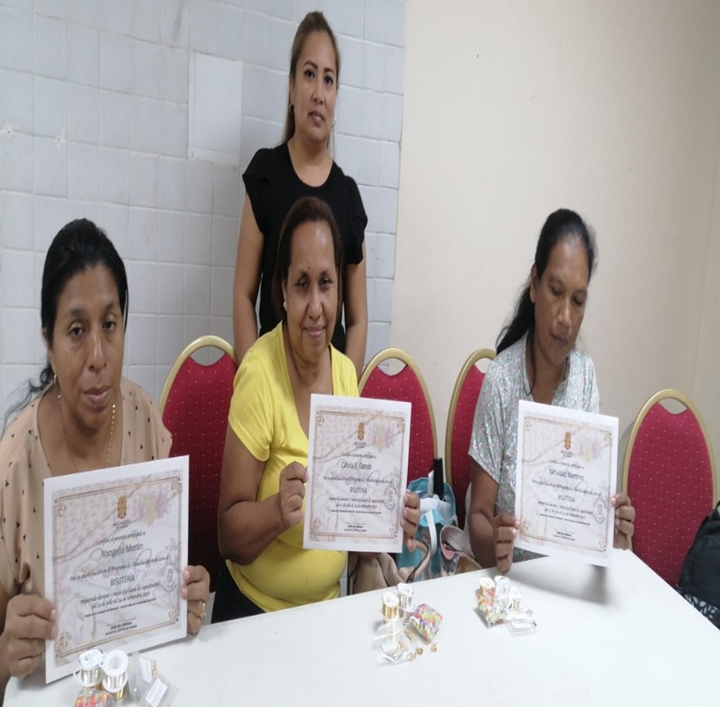 EVE Culmina taller de bisutería para madres