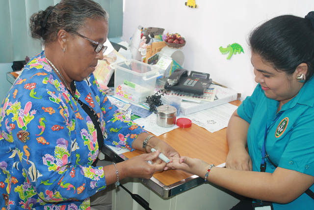 Aplican pruebas de diabetes a colaboradores del IPHE