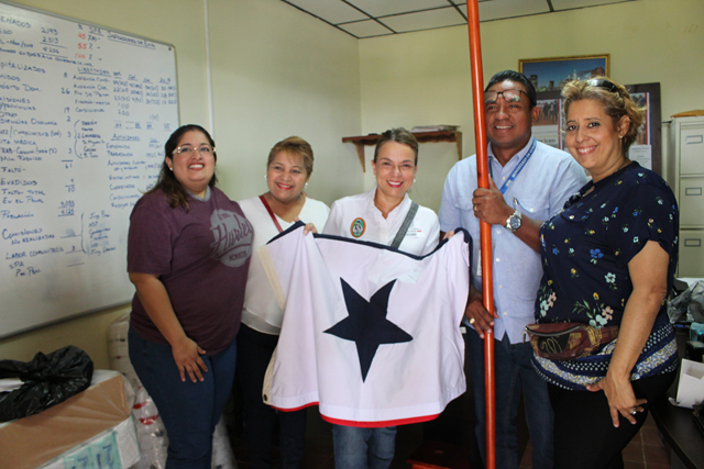 IPHE dona dos enseña tricolor al Centro Penitenciario La Joya