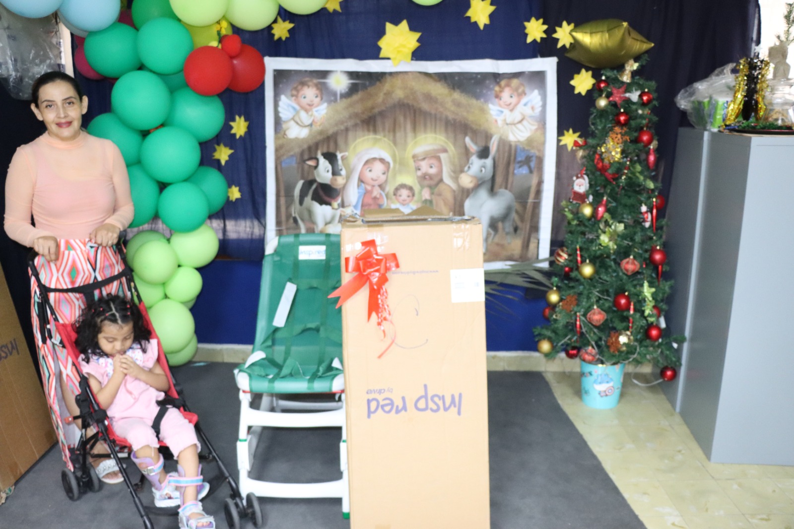 Estudiantes del Programa de Parálisis Cerebral del IPHE reciben sillas de baños