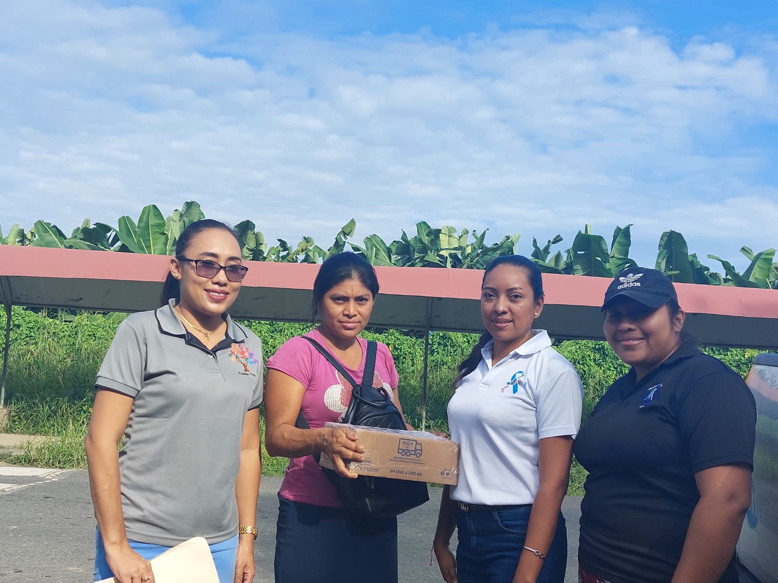 Estudiantes en  Bocas del Toro reciben cajas de leche de avena