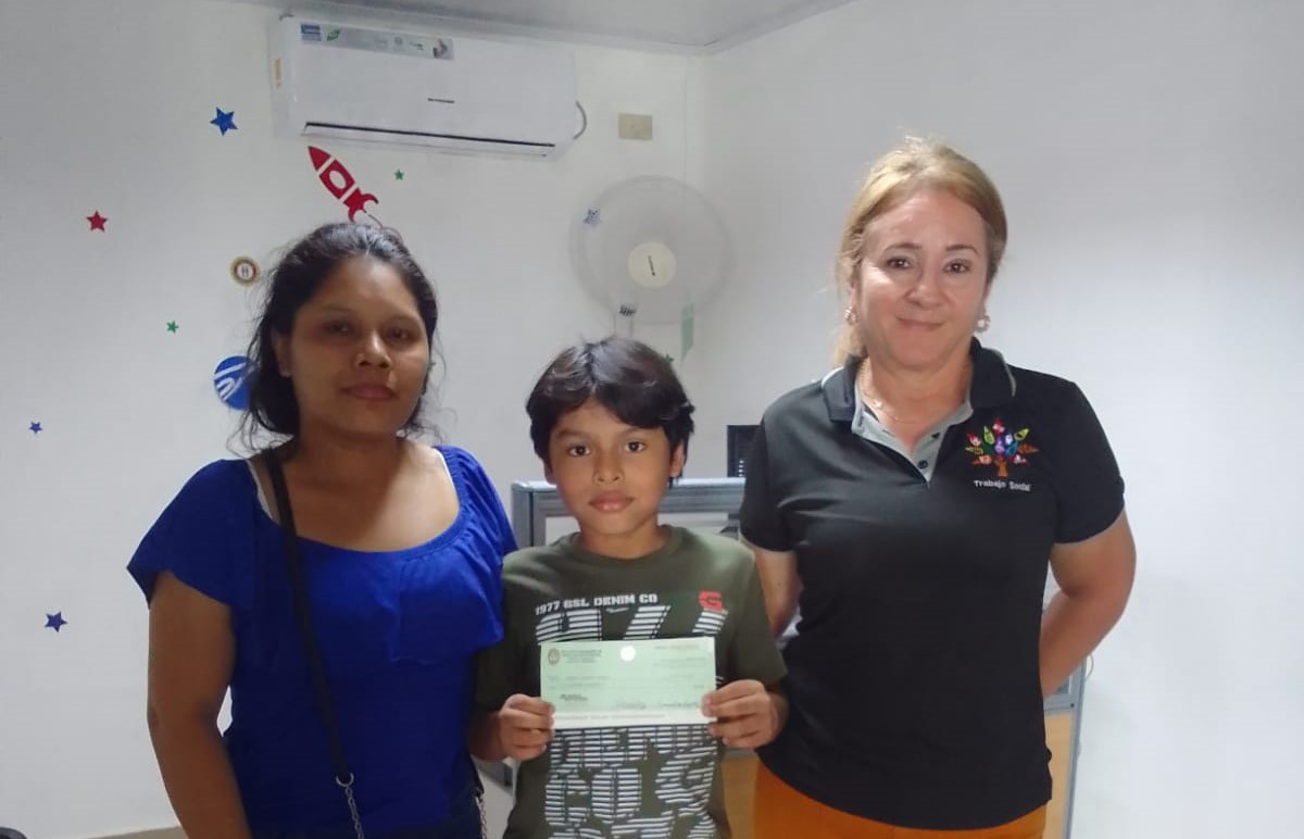 Entregan apoyos económicos a estudiantes de Veraguas