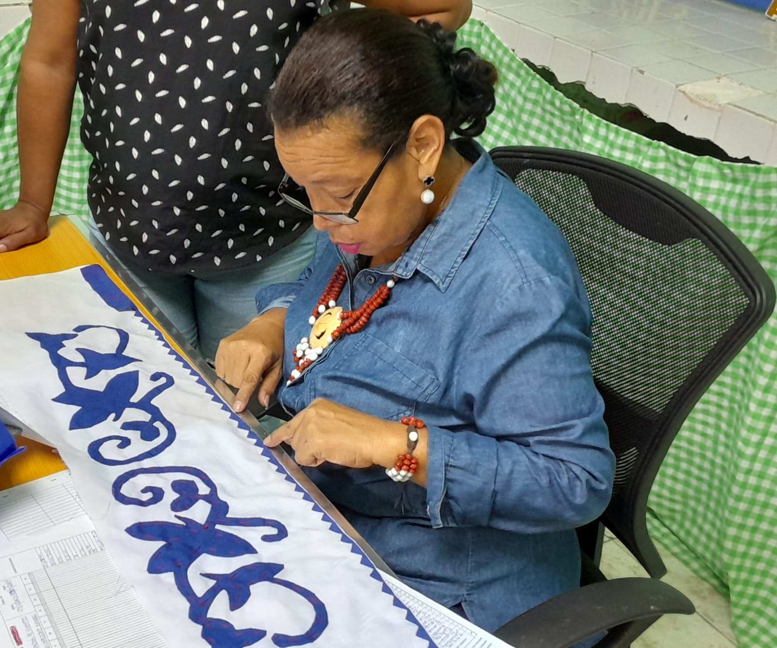 Madres del IPHE de Antón aprenden a coser puntadas típicas