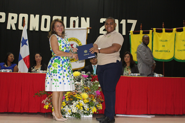 Promoción 2017 de la EVE del IPHE reciben diploma de graduación