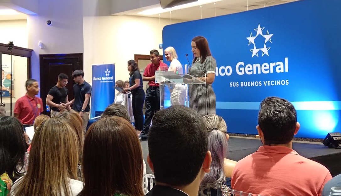 Graduandos de la EVE reciben reconocimiento por sus valores