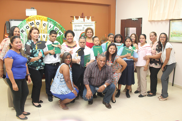 Estudiantes de Extensión de Panamá Este cumplen sus metas al graduarse