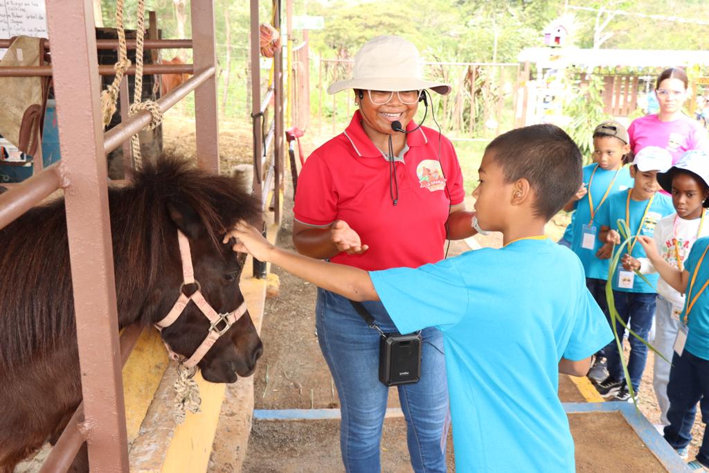Estudiantes de Panamá Oeste visitan granja en Capira